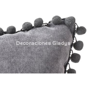 COJIN POMPONETES GRIS OSCURO - Imagen 2